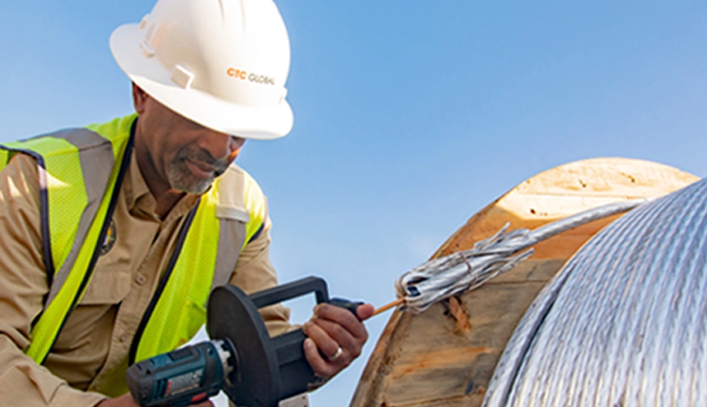 ACCC Infocore System® worker with device on conductor reel